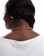 Curve necklace with faux pearl pendant in gold tone
